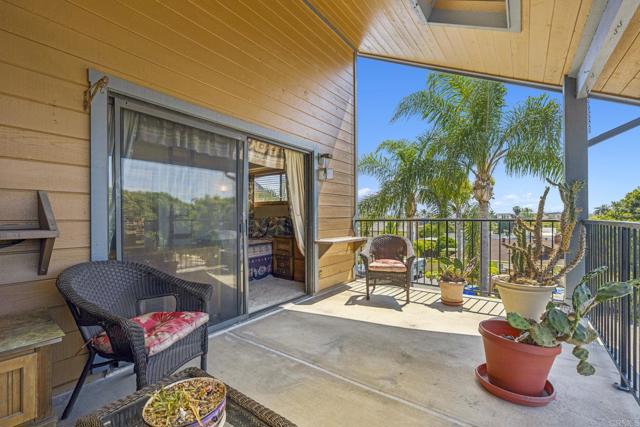 4006 Layang Layang Circle, Carlsbad CA: https://media.crmls.org/mediaz/9fbb7b36-7594-431a-918a-60096d6cd7e4.jpg