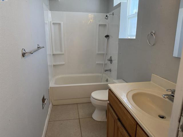 7800 Lockwood St, Oakland CA: https://media.crmls.org/mediaz/9fbcd49a-20c1-4a73-bc85-5ebd6fabd040.jpg