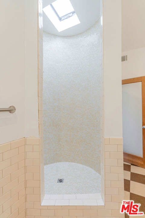 https://media.crmls.org/mediaz/9fbe47df-f124-4d42-955f-6ef9c35c2077.jpg?preset=X-Large