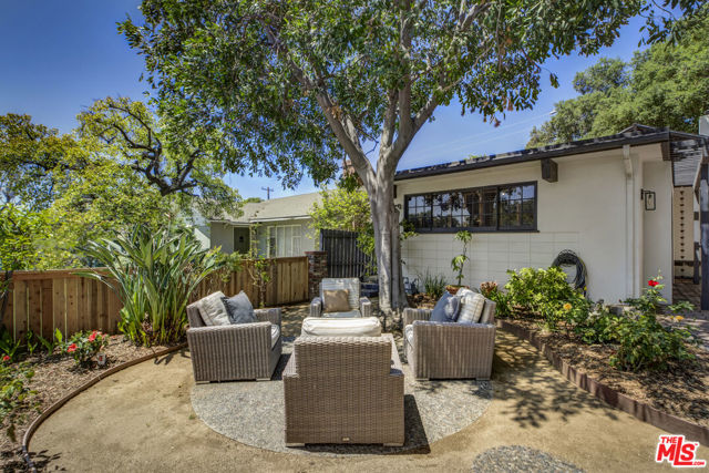 1943 Coolidge Avenue, Altadena CA: https://media.crmls.org/mediaz/9fbe5acd-136e-4df8-b71c-7788aae5e935.jpg