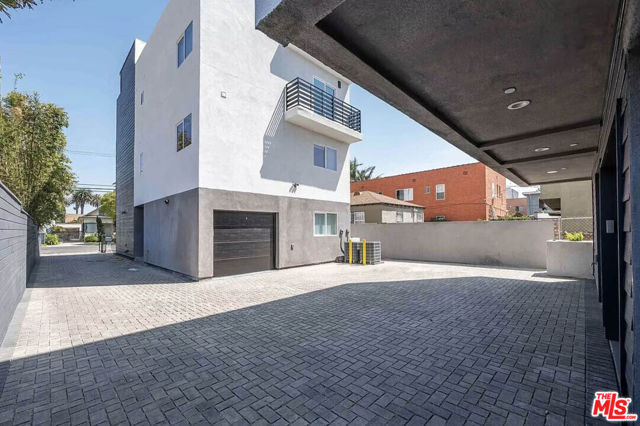 2103 S Burnside Avenue, Los Angeles CA: https://media.crmls.org/mediaz/9fbf1c7e-33d0-443d-8e16-79bb34ce9869.jpg