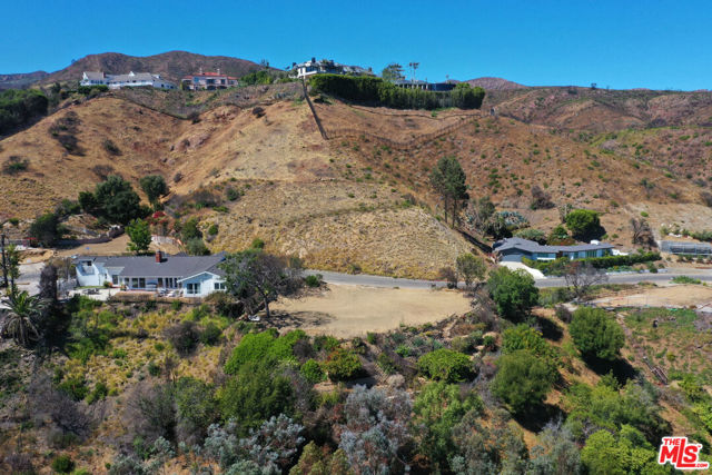 1243 Las Lomas Avenue, Pacific Palisades CA: https://media.crmls.org/mediaz/9fbfb2ea-4dd3-4251-b83d-3f5e17fb92b7.jpg