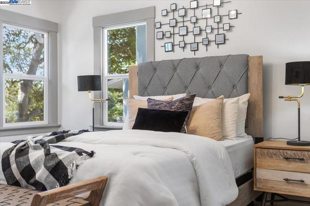 689 Santa Ray Ave, Oakland CA: https://media.crmls.org/mediaz/9fbfbbd8-7687-4203-ae1d-0091d5031543.jpg