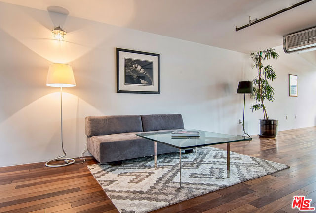 1046 Princeton Drive, Venice CA: https://media.crmls.org/mediaz/9fbfc48f-b9ba-4fac-bb53-b637143cb390.jpg