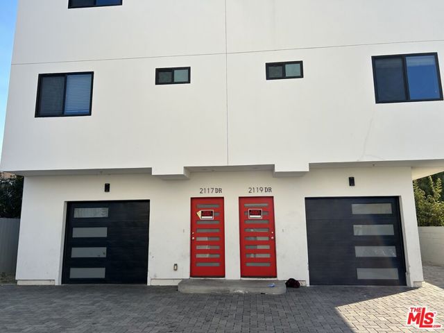 2112 S Highland Avenue, Los Angeles CA: https://media.crmls.org/mediaz/9fc1a234-d302-4633-942f-f9b46fa10c17.jpg