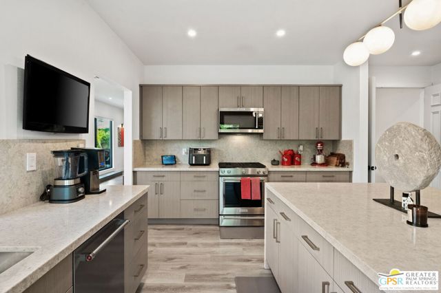 87 Magdalena Drive, Rancho Mirage CA: https://media.crmls.org/mediaz/9fc246bb-9a47-49b6-9b21-b30cbe862d13.jpg