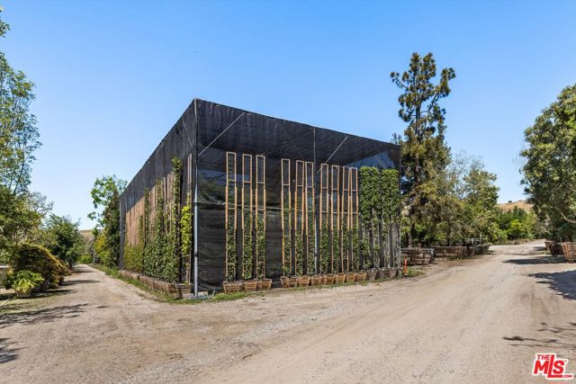 1048 E La Loma Avenue, Somis CA: https://media.crmls.org/mediaz/9fc2cba5-a83b-4306-8a97-707335f567a3.jpg