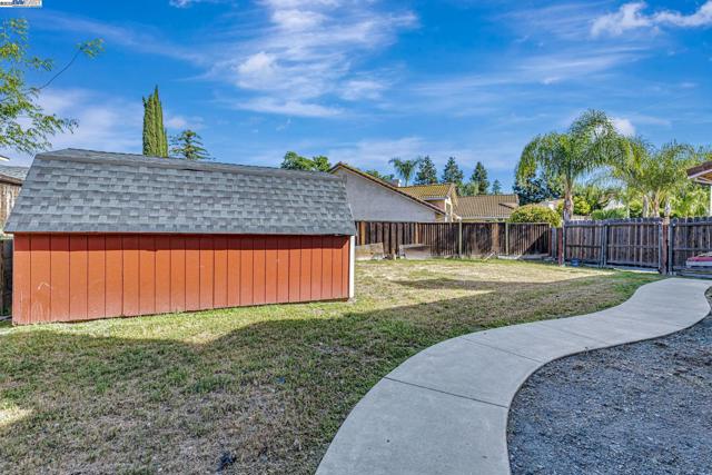 639 Eaker Ct, Antioch CA: https://media.crmls.org/mediaz/9fc36568-f814-4bc8-93e5-fad3cd857073.jpg