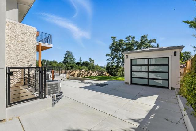 1127 Hillslope Place, Los Altos CA: https://media.crmls.org/mediaz/9fc4552e-74c3-40ed-a25e-488e98c7b937.jpg