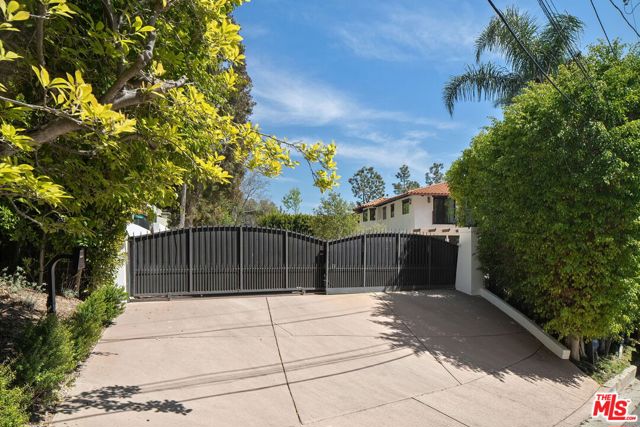 7651 Willow Glen Road, Los Angeles CA: https://media.crmls.org/mediaz/9fc45f99-739d-4d50-9994-d358fc70e067.jpg