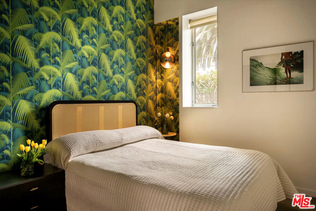 2501 Walnut Avenue, Venice CA: https://media.crmls.org/mediaz/9fc4be05-1fce-4700-bb25-c102c5dc02f4.jpg