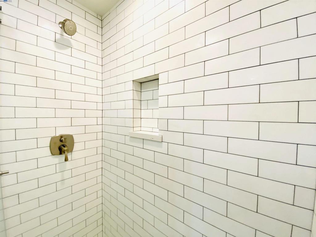https://media.crmls.org/mediaz/9fc515b3-e470-4b45-84cd-ffc827188454.jpg?preset=X-Large