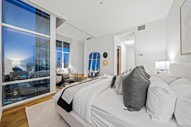 550 Front St, San Diego CA: https://media.crmls.org/mediaz/9fc5ecd4-28fa-49f7-8141-ccd0f9edc126.jpg