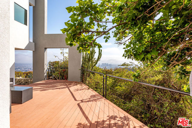 8424 Grand View Drive, Los Angeles CA: https://media.crmls.org/mediaz/9fc7c786-0d06-4d2b-9813-f38c9c898638.jpg