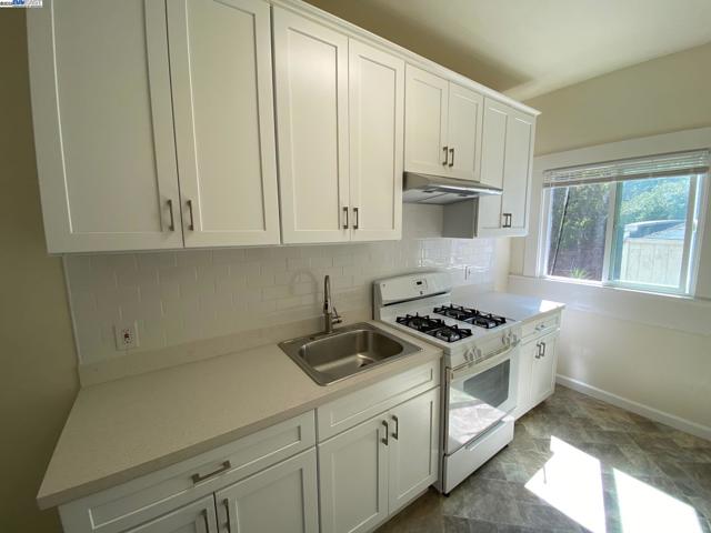 2004 Park Blvd, Oakland CA: https://media.crmls.org/mediaz/9fc7cd3f-0f7b-440f-9ba9-8bdeaf8f9413.jpg