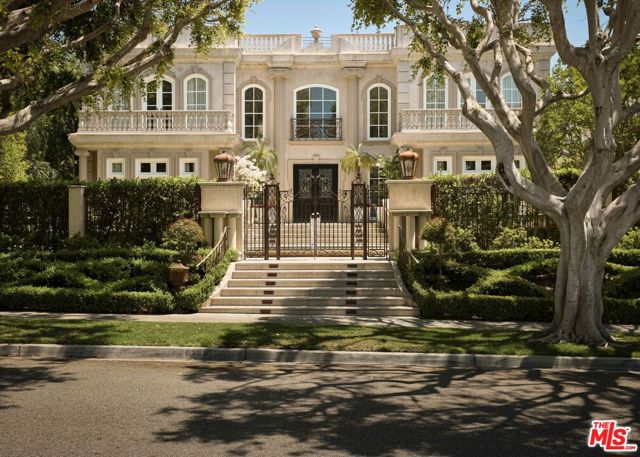 628 N Rodeo Drive, Beverly Hills CA: https://media.crmls.org/mediaz/9fc8c056-c97b-4acb-a9a8-3c4aa837406b.jpg