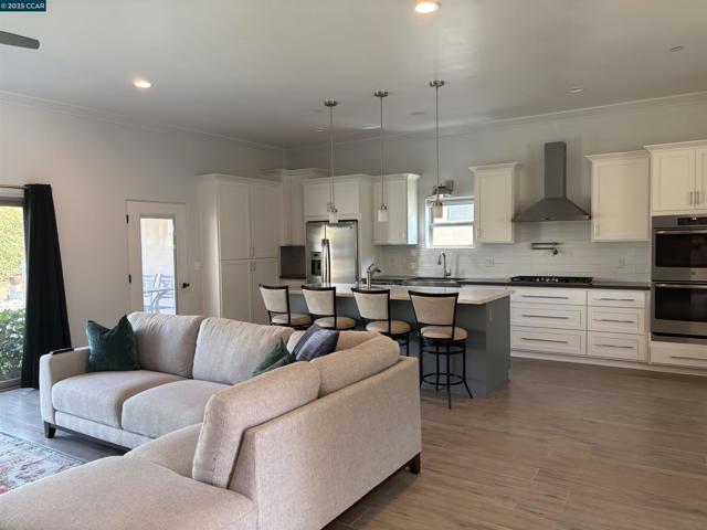 121 Blue Oak Ct, Copperopolis CA: https://media.crmls.org/mediaz/9fc8fa56-946c-4788-b53e-aa1a21a187f7.jpg