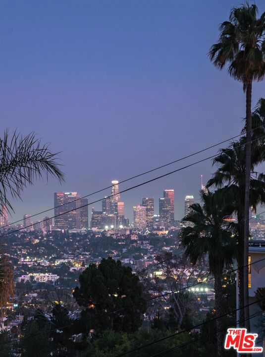 4733 Bonvue Avenue, Los Angeles CA: https://media.crmls.org/mediaz/9fca0fcb-e665-4734-b0e8-8970f598f052.jpg