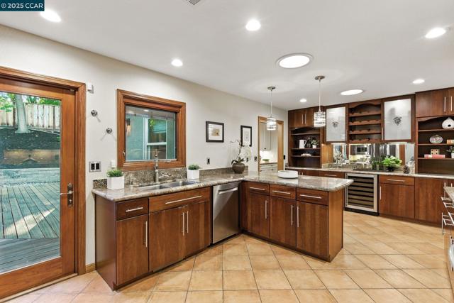 15 Ardmore Ct, Pleasant Hill CA: https://media.crmls.org/mediaz/9fca264c-c102-4425-9eec-07a300cc27b4.jpg