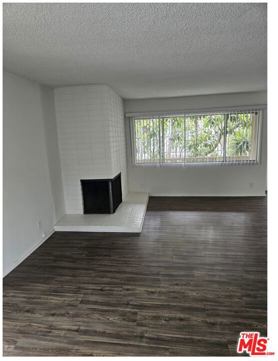 11924 Montana Avenue, Los Angeles CA: https://media.crmls.org/mediaz/9fca3d55-84c5-45c9-af86-d74b28729e30.jpg