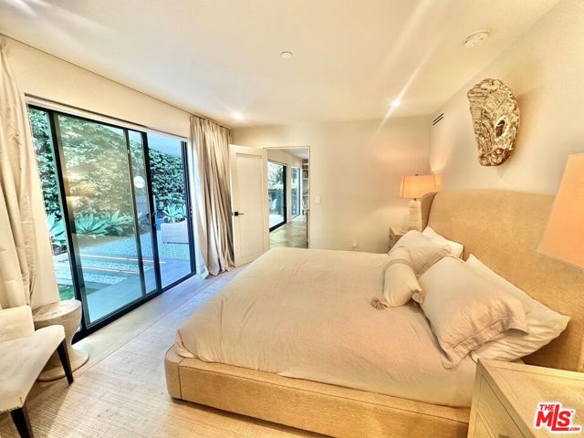 2805 3rd Street, Santa Monica CA: https://media.crmls.org/mediaz/9fca6f42-5fb9-45ed-b8eb-36e4244ac793.jpg