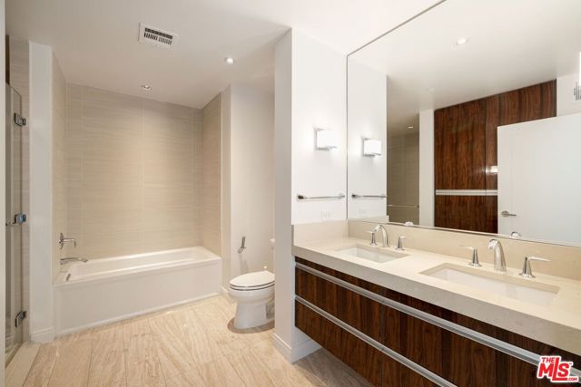 8500 Burton Way, Los Angeles CA: https://media.crmls.org/mediaz/9fcaeba7-c6c1-402d-a453-e8b7e67789cf.jpg