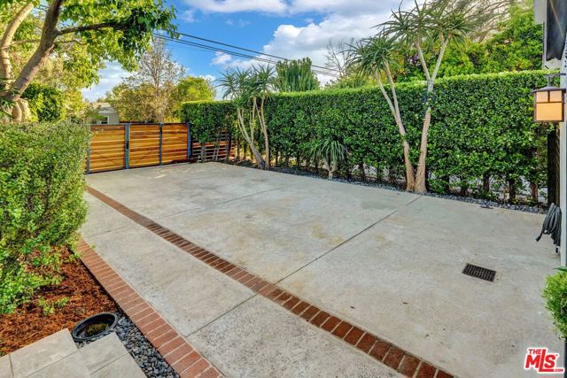 13439 ERWIN Street photo 8
