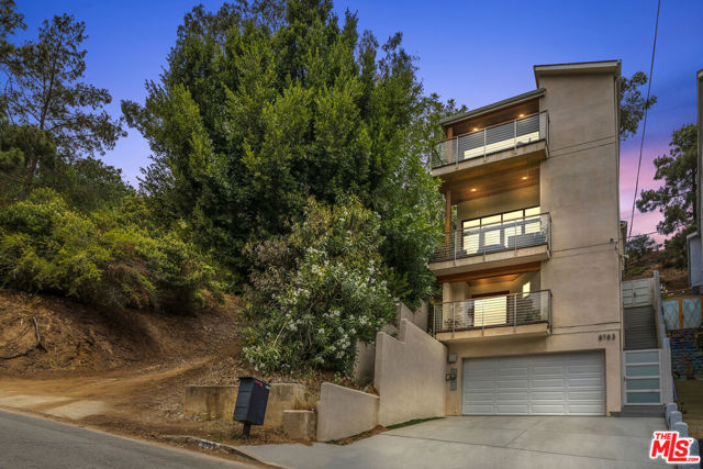 8783 Lookout Mountain Avenue, Los Angeles CA: https://media.crmls.org/mediaz/9fcbd164-02e3-4133-99a4-03ddbce7e5be.jpg