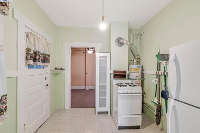 1540 16th Ave, Oakland CA: https://media.crmls.org/mediaz/9fccbbb0-dfcb-4ce6-b815-12bf98c7362a.jpg