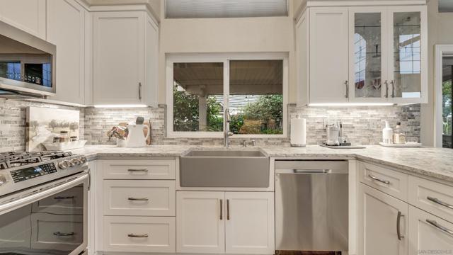 2352 Rock Crest Gln, Escondido CA: https://media.crmls.org/mediaz/9fcce16b-a11e-4d42-85d2-cffcf2f97635.jpg
