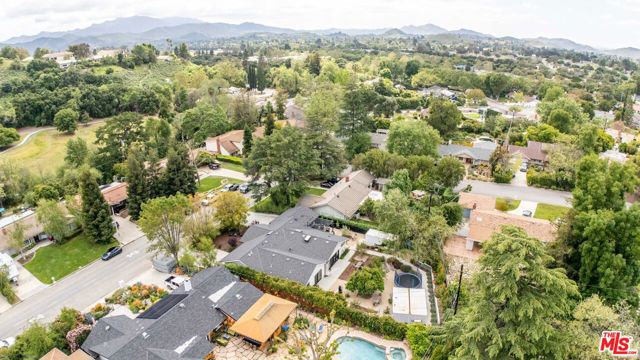 1865 El Monte Drive, Thousand Oaks CA: https://media.crmls.org/mediaz/9fcd1e06-672f-4e81-bcb8-bb421bbd60e6.jpg
