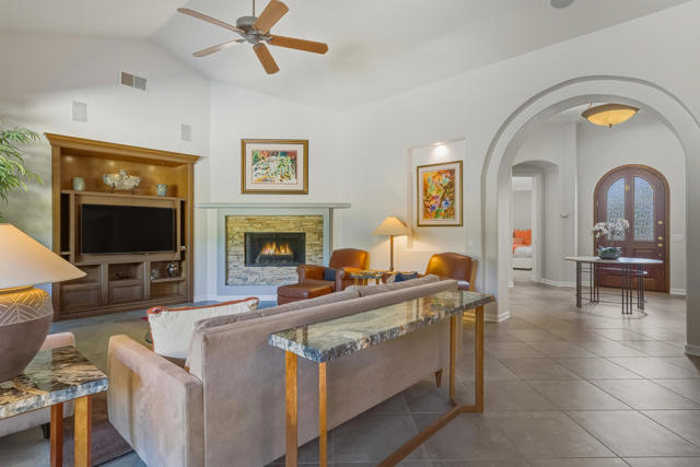56 Oakmont Drive, Rancho Mirage CA: https://media.crmls.org/mediaz/9fcd5228-dd29-4e55-875e-b09675110d9e.jpg