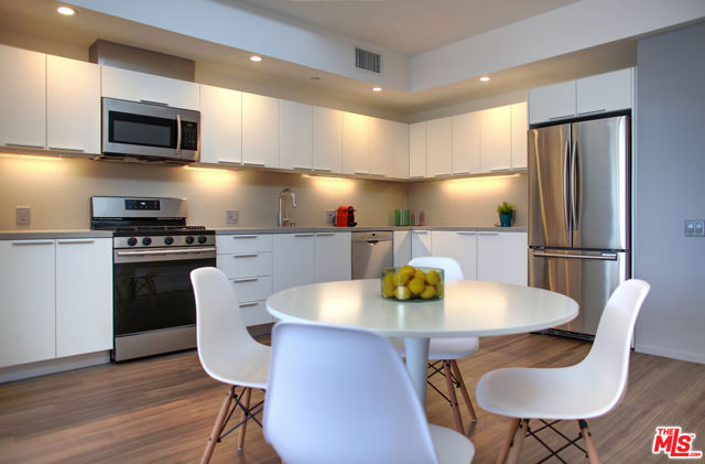 12602 Moorpark Street photo 6