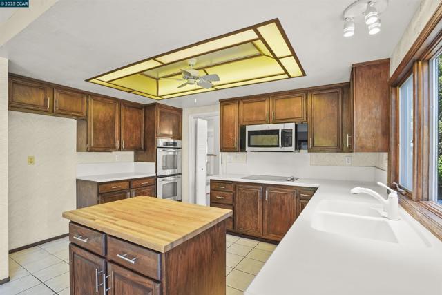 220 Daylight Pl, Danville CA: https://media.crmls.org/mediaz/9fcdc9bc-97ac-4bc5-80e5-d1452af3ea4c.jpg