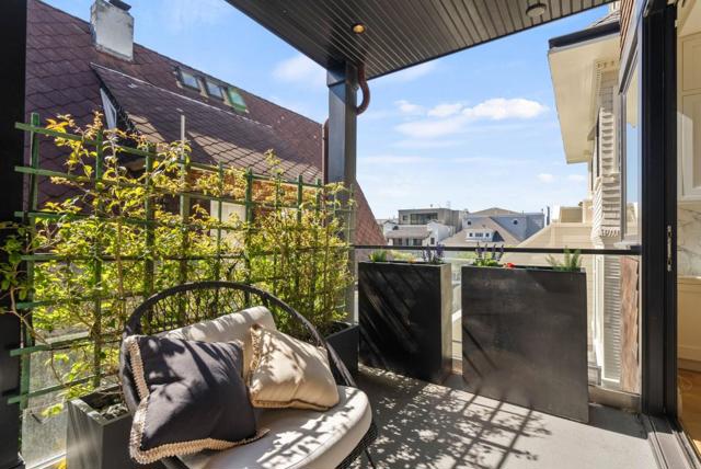 2853 Broderick Street, San Francisco CA: https://media.crmls.org/mediaz/9fcf0d44-fd33-44bc-a872-662a2ca98124.jpg