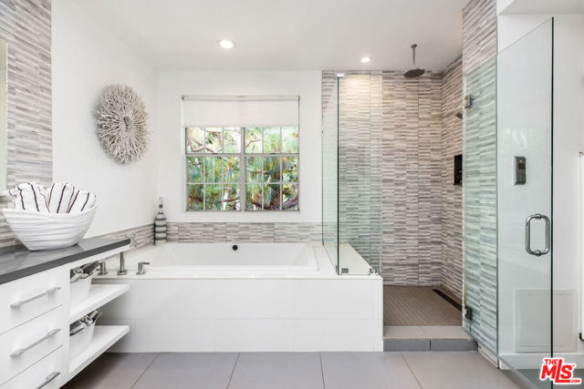 4342 Redwood Avenue, Marina del Rey CA: https://media.crmls.org/mediaz/9fcf0edb-5e22-465a-8d74-88a3bc95d3a6.jpg