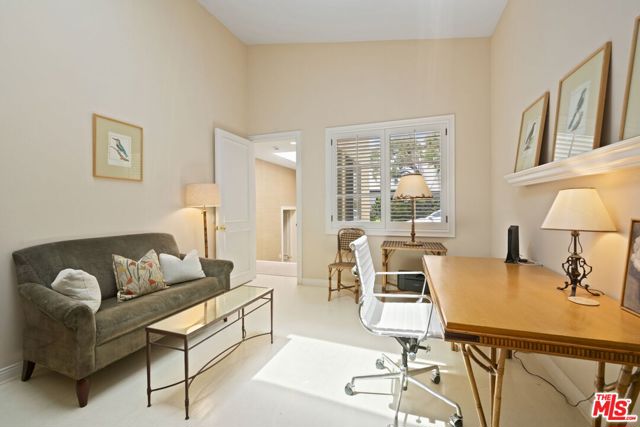 1634 Gilcrest Drive, Beverly Hills CA: https://media.crmls.org/mediaz/9fd01caa-a365-4c46-b73f-bee39e37ea25.jpg