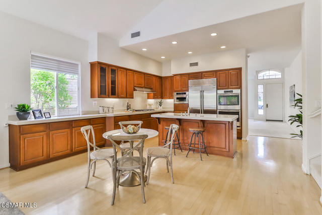 2746 Autumn Ridge Drive, Thousand Oaks CA: https://media.crmls.org/mediaz/9fd05de6-1051-4469-bb79-d250338ac1c2.jpg