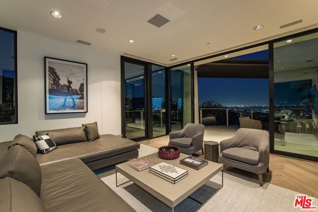 9405 Sierra Mar Place, Los Angeles CA: https://media.crmls.org/mediaz/9fd0a3ef-c692-4221-889b-f404967a561f.jpg