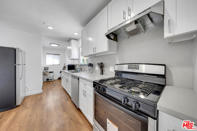 1286 W 39th Place, Los Angeles CA: https://media.crmls.org/mediaz/9fd0b57e-ffca-48a8-9a4b-639aec6919d8.jpg
