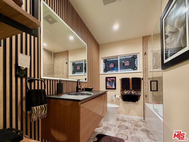 13957 Chandler Boulevard, Sherman Oaks CA: https://media.crmls.org/mediaz/9fd1687a-e6cd-442d-967a-a74915410cb7.jpg