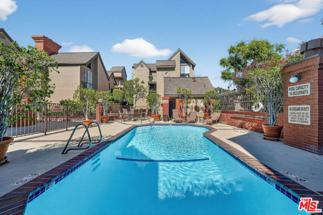 835 S Lucerne Boulevard, Los Angeles CA: https://media.crmls.org/mediaz/9fd18435-a22d-4f22-99a3-b3928f1fb7ff.jpg