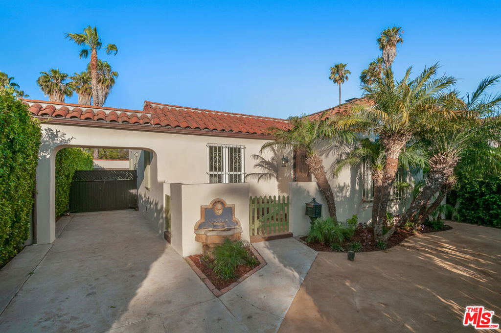624 N Poinsettia Place — image 1