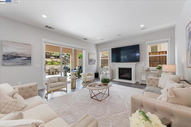 7259 Lembert Hills Dr, Dublin CA: https://media.crmls.org/mediaz/9fd38360-6ed1-4ee7-aaaf-3f899f2a3c31.jpg