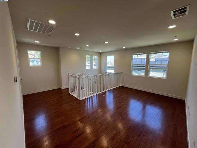 17659 Whisper Ln, Castro Valley CA: https://media.crmls.org/mediaz/9fd3a161-181c-4a0e-8131-ab822ce3aba6.jpg