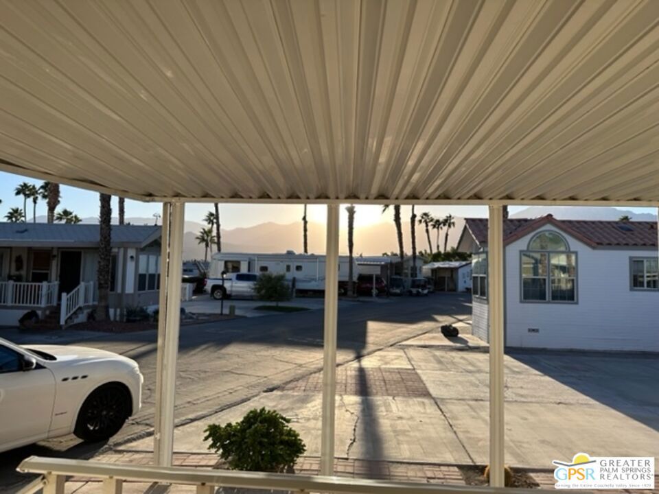 https://media.crmls.org/mediaz/9fd484f0-7ecb-47b1-bcec-61584a49fcae.jpg?preset=X-Large