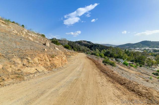496 Camino Calafia, San Marcos CA: https://media.crmls.org/mediaz/9fd648cc-01c9-4e3f-9c18-1707099b4b5f.jpg