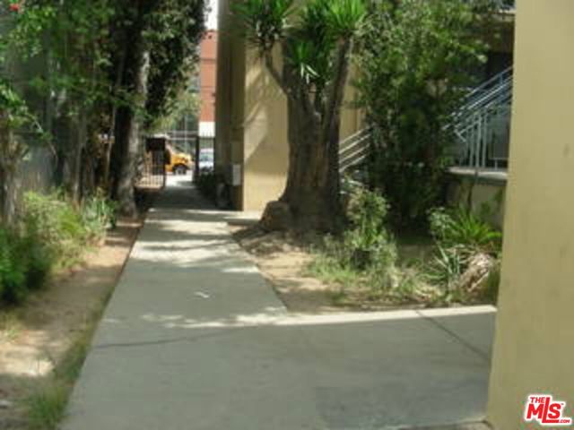 4106 Rosewood Avenue, Los Angeles CA: https://media.crmls.org/mediaz/9fd7c874-6ca3-43d2-8379-2968905da089.jpg