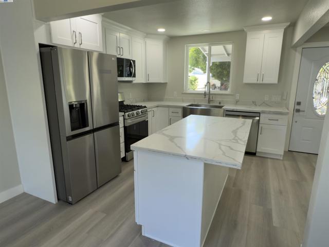 2809 Avalon Dr, Sacramento CA: https://media.crmls.org/mediaz/9fd976ac-61a0-4880-ac65-597e62f0d0ee.jpg