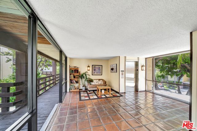 320 S Ardmore Avenue, Los Angeles CA: https://media.crmls.org/mediaz/9fdb6b90-d5b0-45d7-849f-9ead3b9069c0.jpg